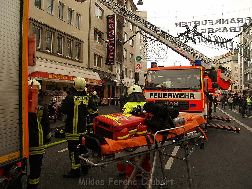 Feuer Koeln Muelheim Frankfurterstr Wiener Platz P44.JPG